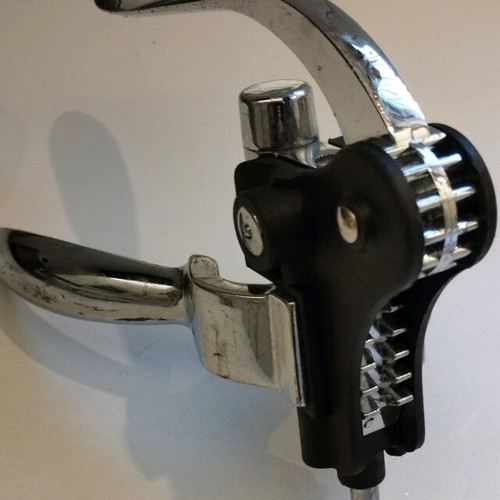 Vacu Vin corkscrew used with lever mechanism