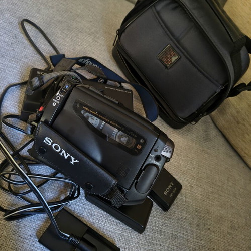 Sony Handycam CCD-TR303E Video 8 camcorder used with full accessories