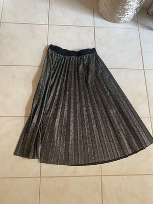 Pleated silver skirt large used with elastic waistband