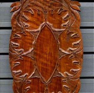 Παλιός ξύλινος σκαλιστός δίσκος σερβιρισματος,διακοσμητικος. Διαστασεις:60.5x35  εκατοστά. ΤΙΜΗ:45