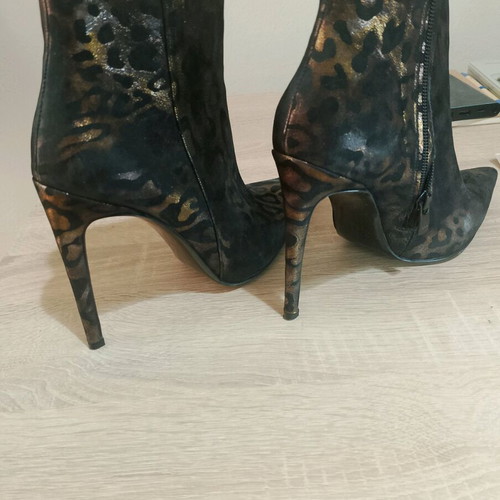 Mia Shoes ankle boots like new, black animal print with gold tones