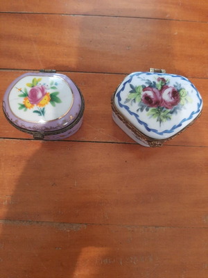 Porcelain boxes like new, set of two with lid