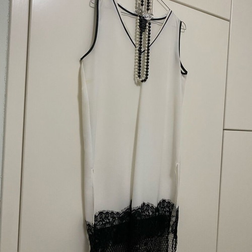 Blouse dress like new with necklace, black and white
