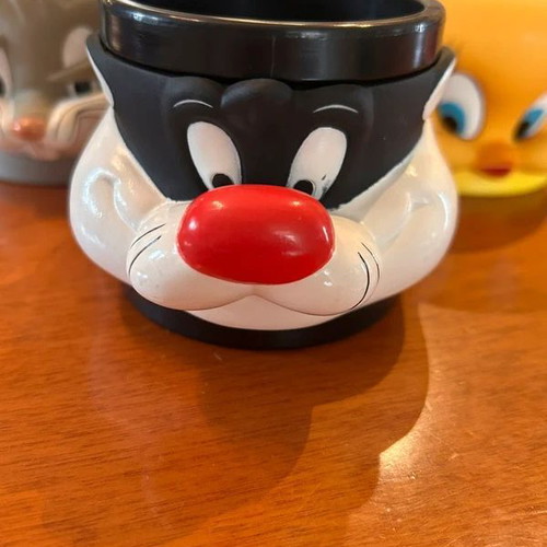Warner Bros collectible plastic mugs like new, set of 2 with Sylvester and Bugs Bunny