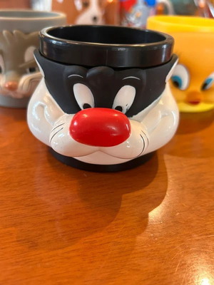 Warner Bros collectible mugs like new, 90s decade with Tweety, Sylvester, Bugs Bunny