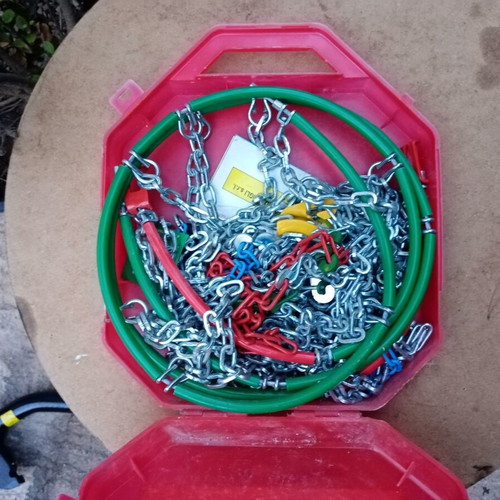 Snow Chains new, suitable for various tire sizes