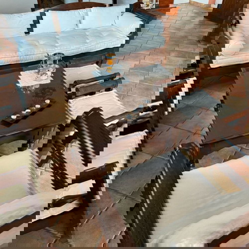 Χειροποίητο σαλόνι σετ με τετραθέσιο καναπέ, 3 πολυθρόνες, 2 σκαμπό και τραπεζάκι με τζάμι σαν καινούργιο