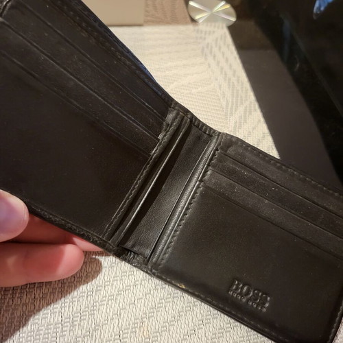 Ανδρικό δερμάτινο πορτοφόλι Hugo Boss μεταχειρισμένο, μαύρο