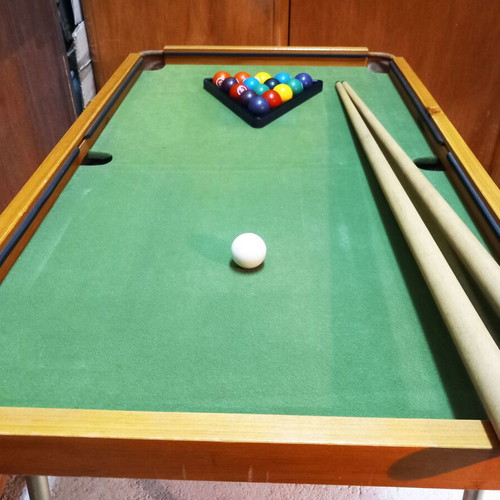 Children's wooden billiard table complete with balls, like new