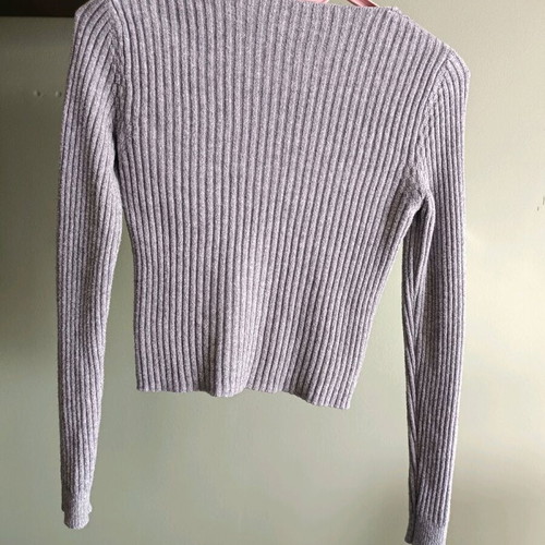 Ribbed crop top grey with V neckline and long sleeves like new