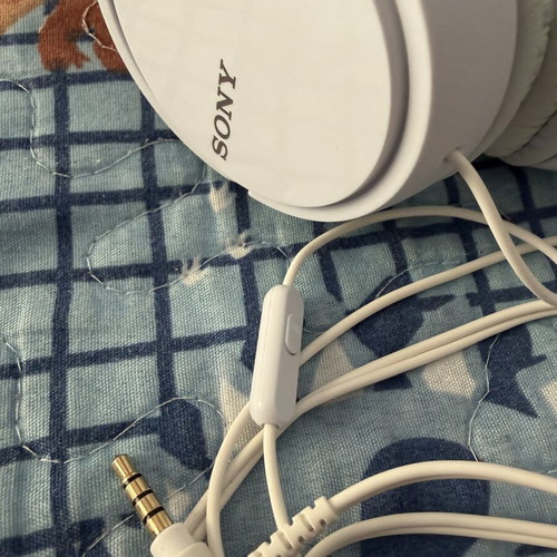 Sony MDR-ZX110AP headphones white with microphone wired like new