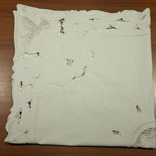 Vintage Richelieu tablecloth with intricate cutwork embroidery and spider motif (78x76 cm)