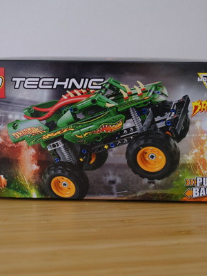 Lego 42149 Monster Jam Dragon Technic 2-in-1 Pull Back Truck like new