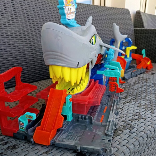 Hotwheels Shark Car Wash playset like new