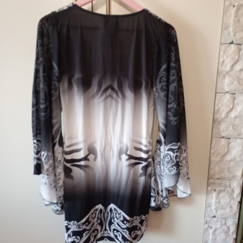 Blouse women's size M new, colorful, light and airy