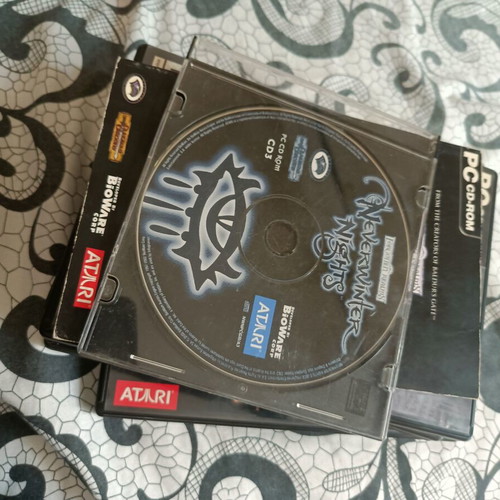 Neverwinter Nights PC game set like new, 8 CDs