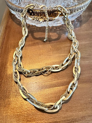 Vintage matte gold necklace like new