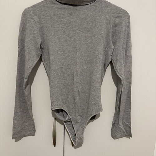 Long-sleeve bodysuit with back opening one size, like new, gray
