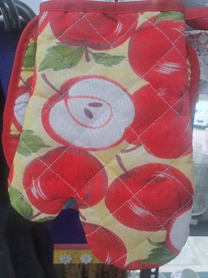 Kitchen glove and 2 pot holders set of 3 pieces new