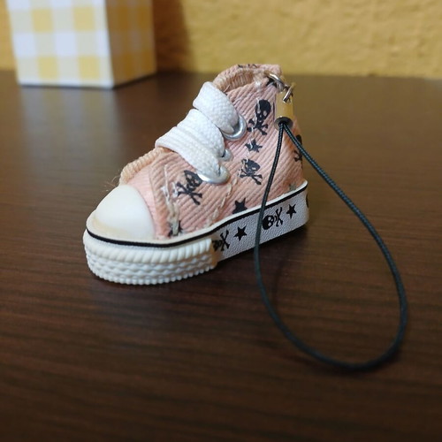 Vintage fabric mini shoe keychain used, pink with white skulls
