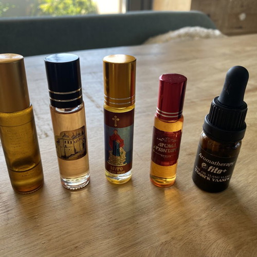 Set of 5 mini perfumes with myro and essential oils used