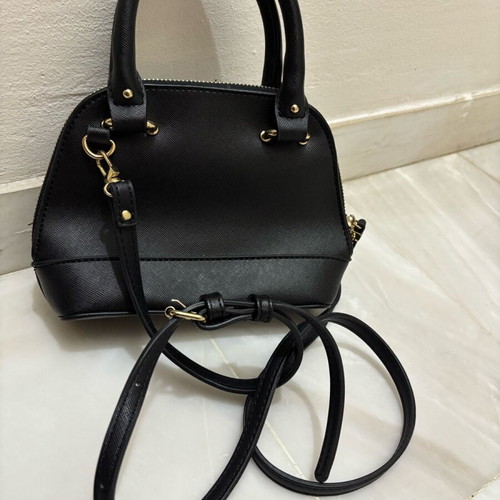 Women's black crossbody bag like new with detachable strap