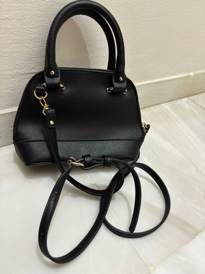 Women's black crossbody bag like new with detachable strap