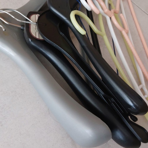 Clothes hangers set of 9, like new, plastic and metal