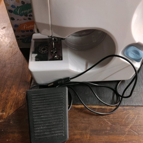 Double Thread sewing machine used with pedal, elegant and lightweight