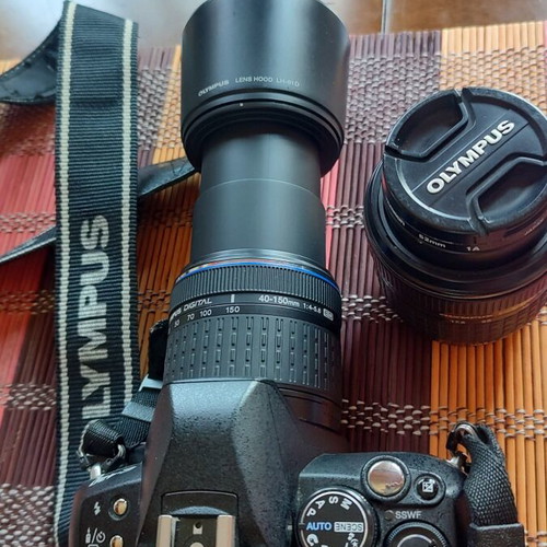 Olympus E420 DSLR camera like new with 2 lenses 17.5-45mm & 40-150mm telephoto