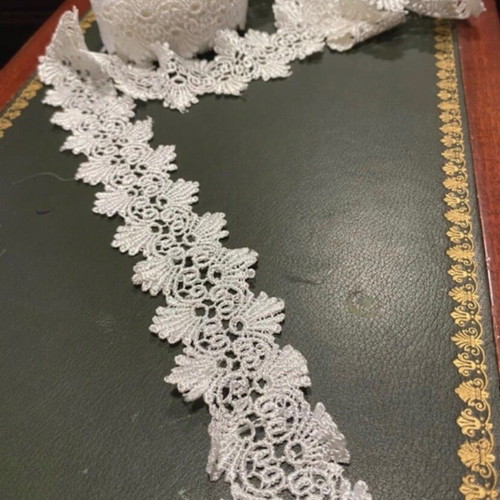 Lace with shells 7.60 meters new, off white with slight pearly tone