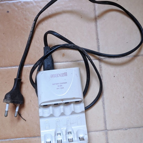 Maxell MCU1HS Battery Charger used for 4 AA/AAA Ni-MH batteries