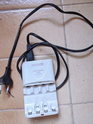 Φορτιστής μπαταριών Maxell MCU1HS μεταχειρισμένος για 4 μπαταρίες AA/AAA Ni-MH