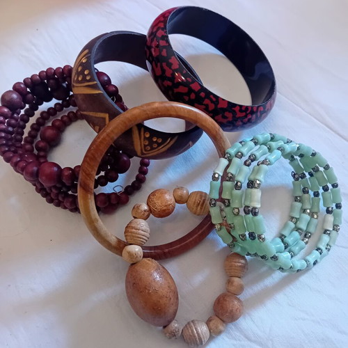 Bracelet set used with different designs and bold colors