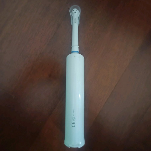 Oral-B rechargeable electric toothbrush used in very good condition