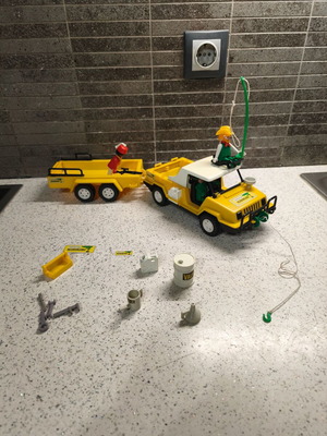 Playmobil Safari Complete Set like new, missing 2 trailer rails