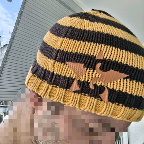 Knitted striped beanie like new, yellow and brown