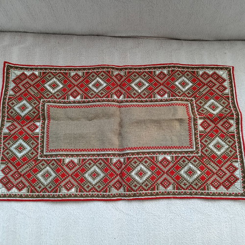 Embroidered Table Runner like new, 50x28 cm