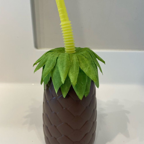 Pineapple plastic cup with lid and straw like new 560ml