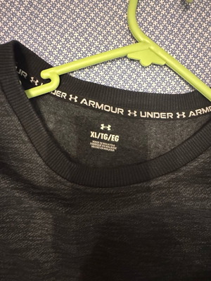 Under Armour μπλούζα XL σαν καινούργια, μαύρη και γκρι με στάμπα στην πλάτη