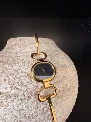 Gucci 1600 Horsebit βραχιόλι ρολόι μεταχειρισμένο, χρυσαφί, μαύρο καντράν