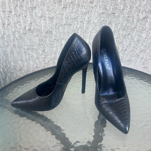 Black pumps new with embossed snake, size 37, thin heel