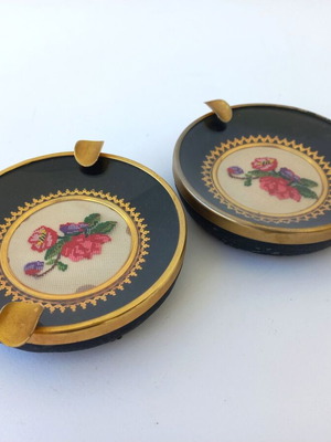 Set of 2 vintage ashtrays with embroidery and glass like new