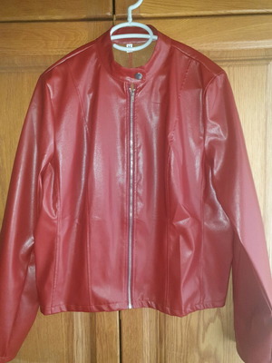 Късо сако ново с кожена текстура, размер М, червено-бордо