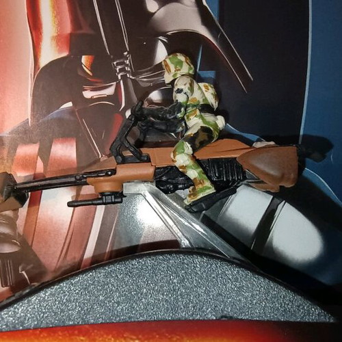 Star Wars lot 3 comics, 1 figure, 2 catalogs like new