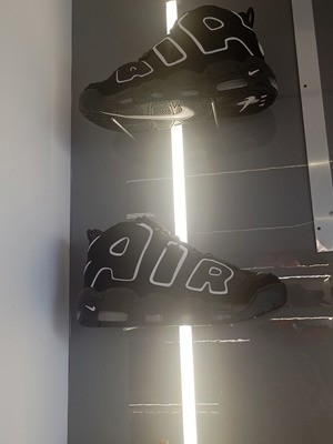 Nike Air Max new in box, lightweight sneakers black and white