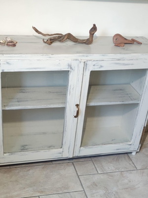 Ντουλάπι βιτρίνα αναπαλαιωμένο σαν καινούργιο από μασίφ ξύλο