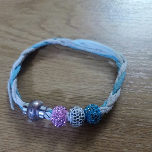 Bracelet with synthetic cords and charms used, magnetic clasp