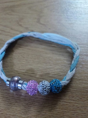 Bracelet with synthetic cords and charms used, magnetic clasp