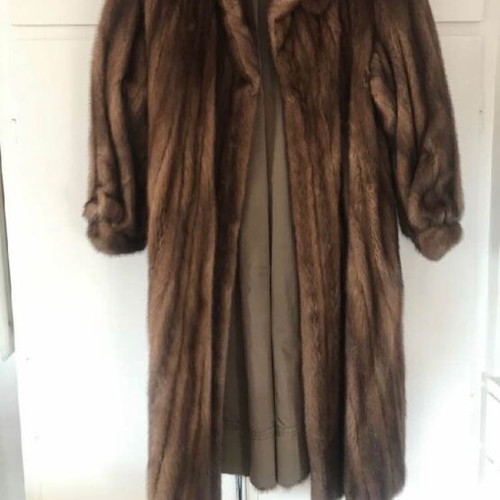 Women's fur coat like new, one-piece natural fur